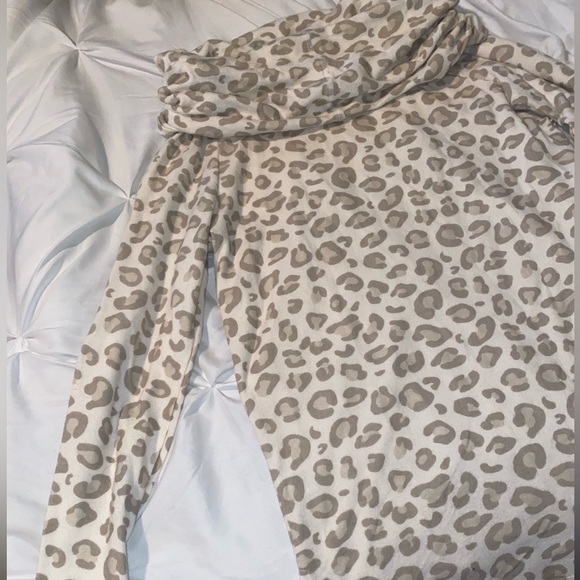 Nwt Gibsonlook Leopard Sweater Size S - Picture 7 of 7